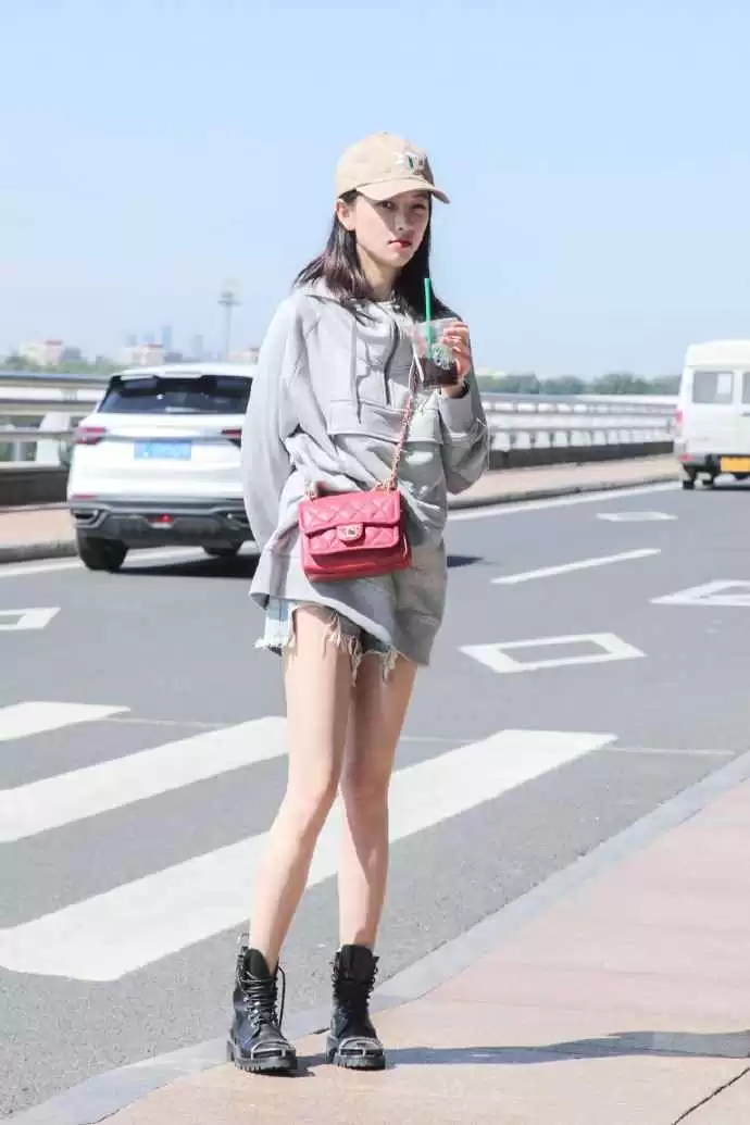 黄灿灿穿搭秘诀：灰蓝色卫衣配短裤，轻松秀出大长腿