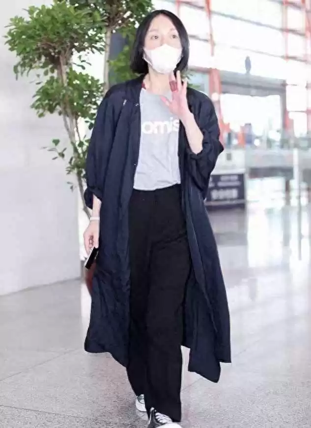 周迅的穿搭秘籍：小个子中年女性这样穿，简约高级气质出众