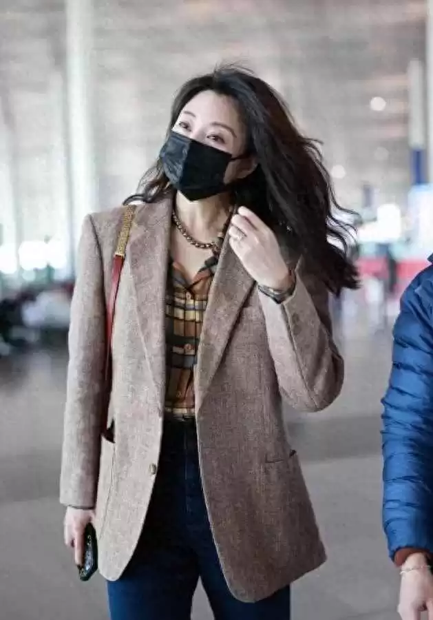 殷桃西装穿搭教科书:3种高级搭配术,轻松摆脱奶奶裤乐福鞋 殷桃西装穿搭教科书:3种高级搭配术,轻松摆脱奶奶裤乐福鞋