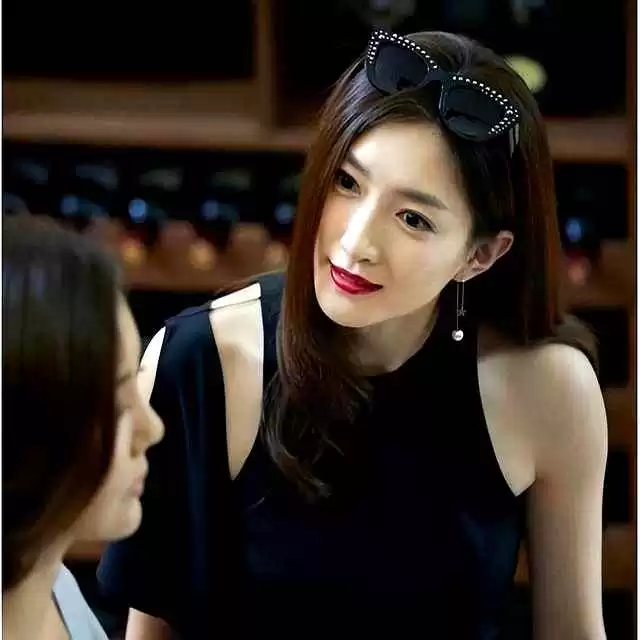 20岁女穿衣搭配图片