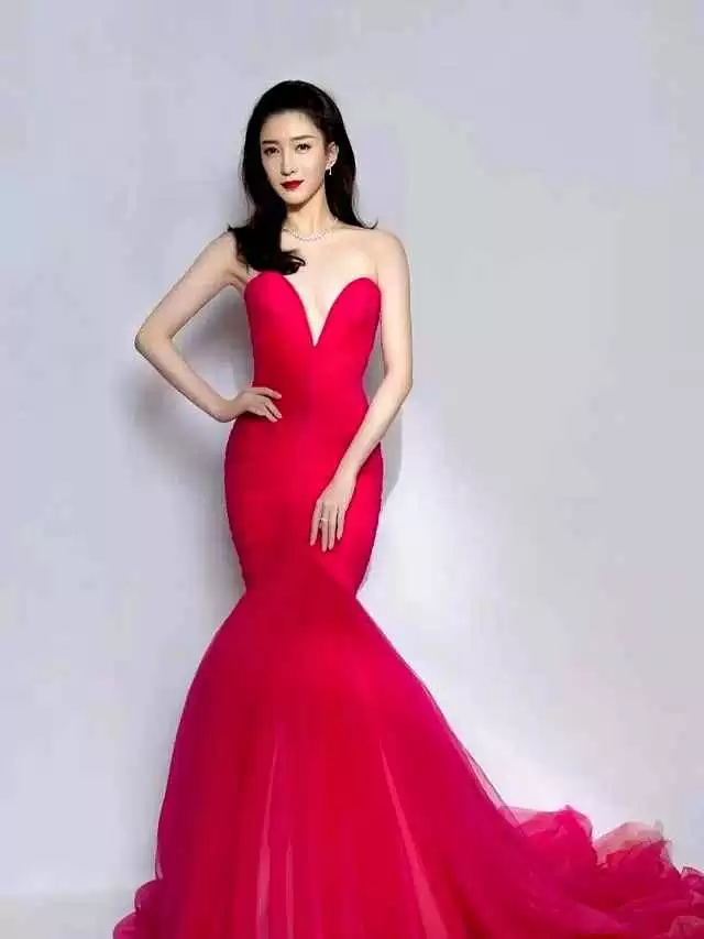 20岁女穿衣搭配图片