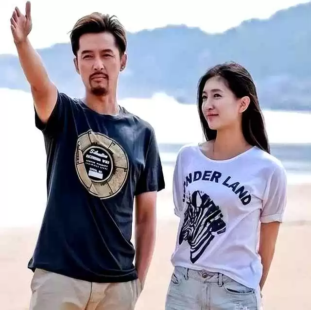 20岁女穿衣搭配图片