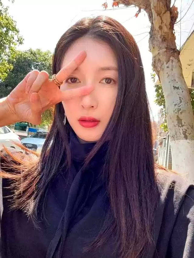 20岁女穿衣搭配图片