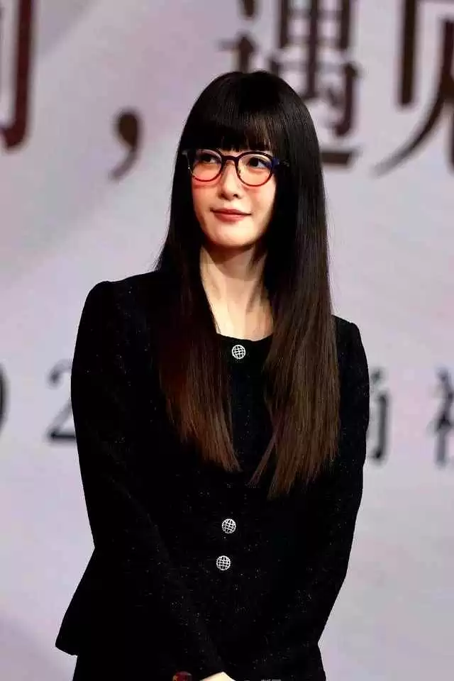 20岁女穿衣搭配图片