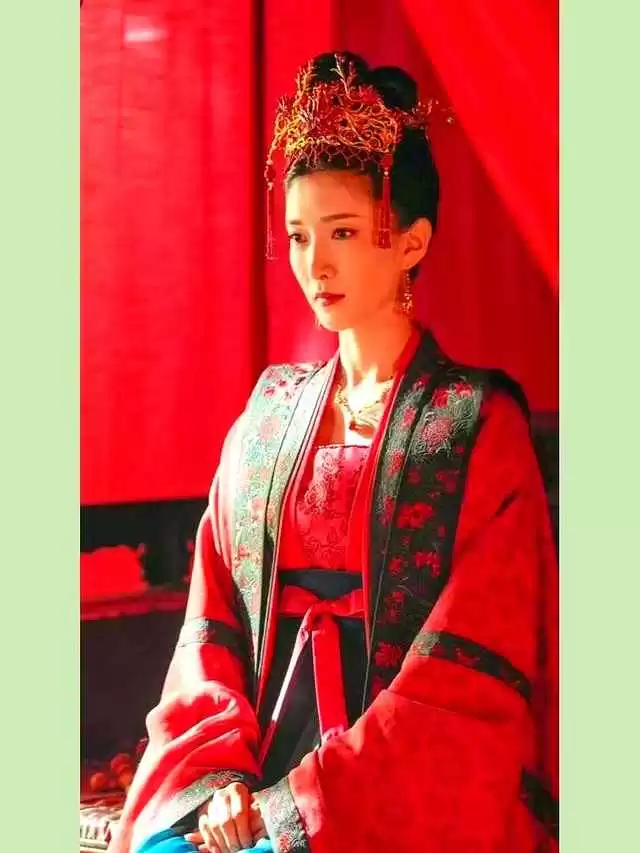 20岁女穿衣搭配图片