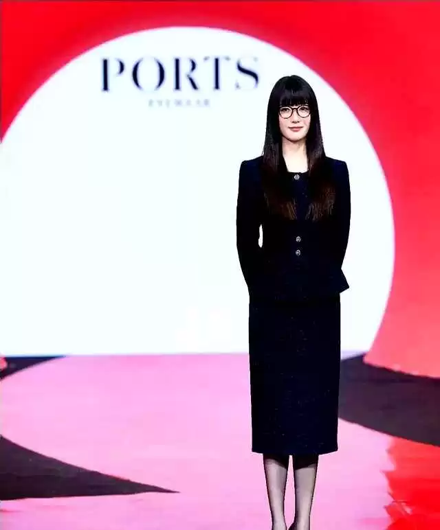 20岁女穿衣搭配图片