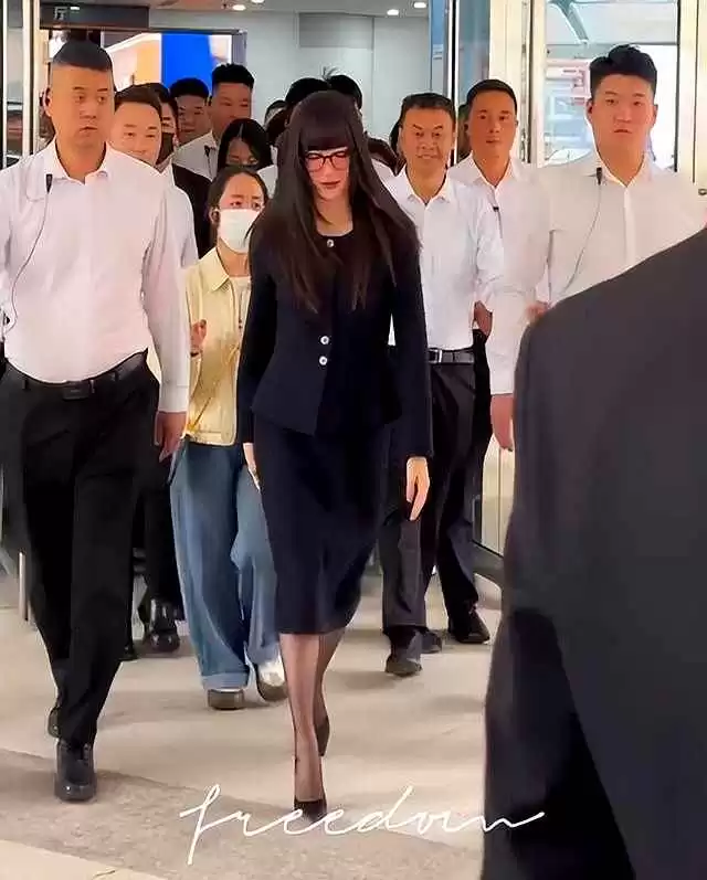 20岁女穿衣搭配图片