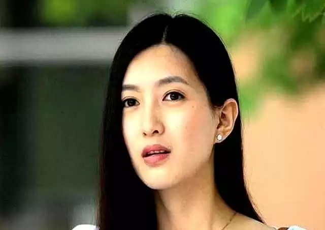 20岁女穿衣搭配图片