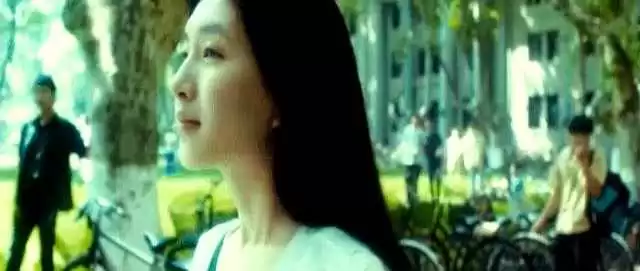 20岁女穿衣搭配图片