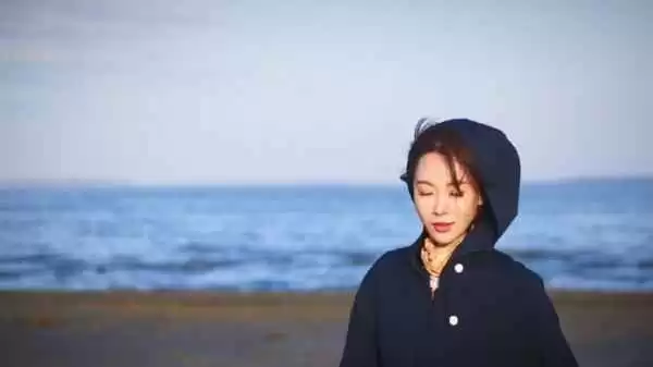 陈数水边穿搭解析：藏蓝外套配花丝巾，湖边拍照优雅气质满分