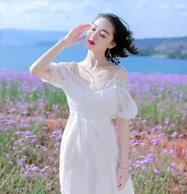 秋水季节海边旅游穿搭指南:女生拍照上镜全攻略