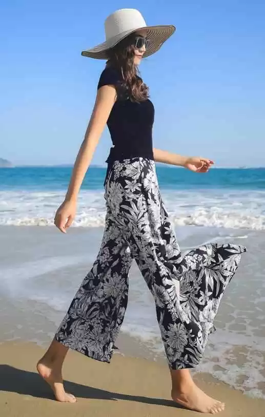 秋水季节海边旅游穿搭指南:女生拍照上镜全攻略