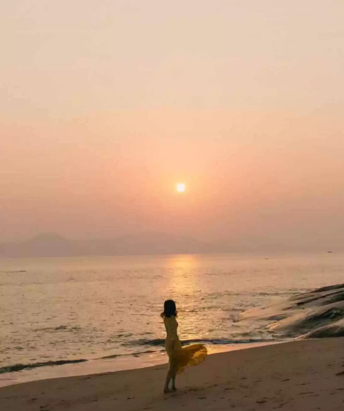 秋水季节海边旅游穿搭指南:女生拍照上镜全攻略