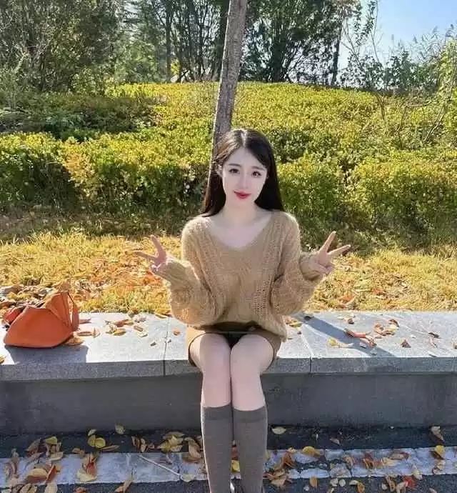 穿衣搭配圈:一浅一深再搭配浅色,色彩搭配轻松营造氛围感