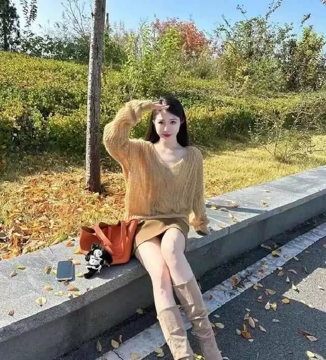 穿衣搭配圈:一浅一深再搭配浅色,色彩搭配轻松营造氛围感