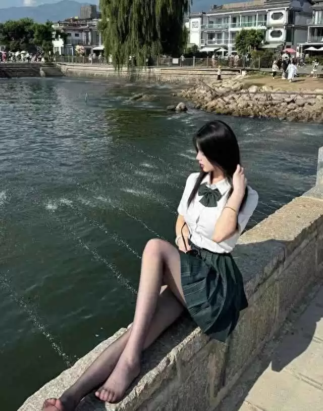 高个子女生穿搭秘籍：170+身高如何用白衬衫和短裙穿出妩媚气质