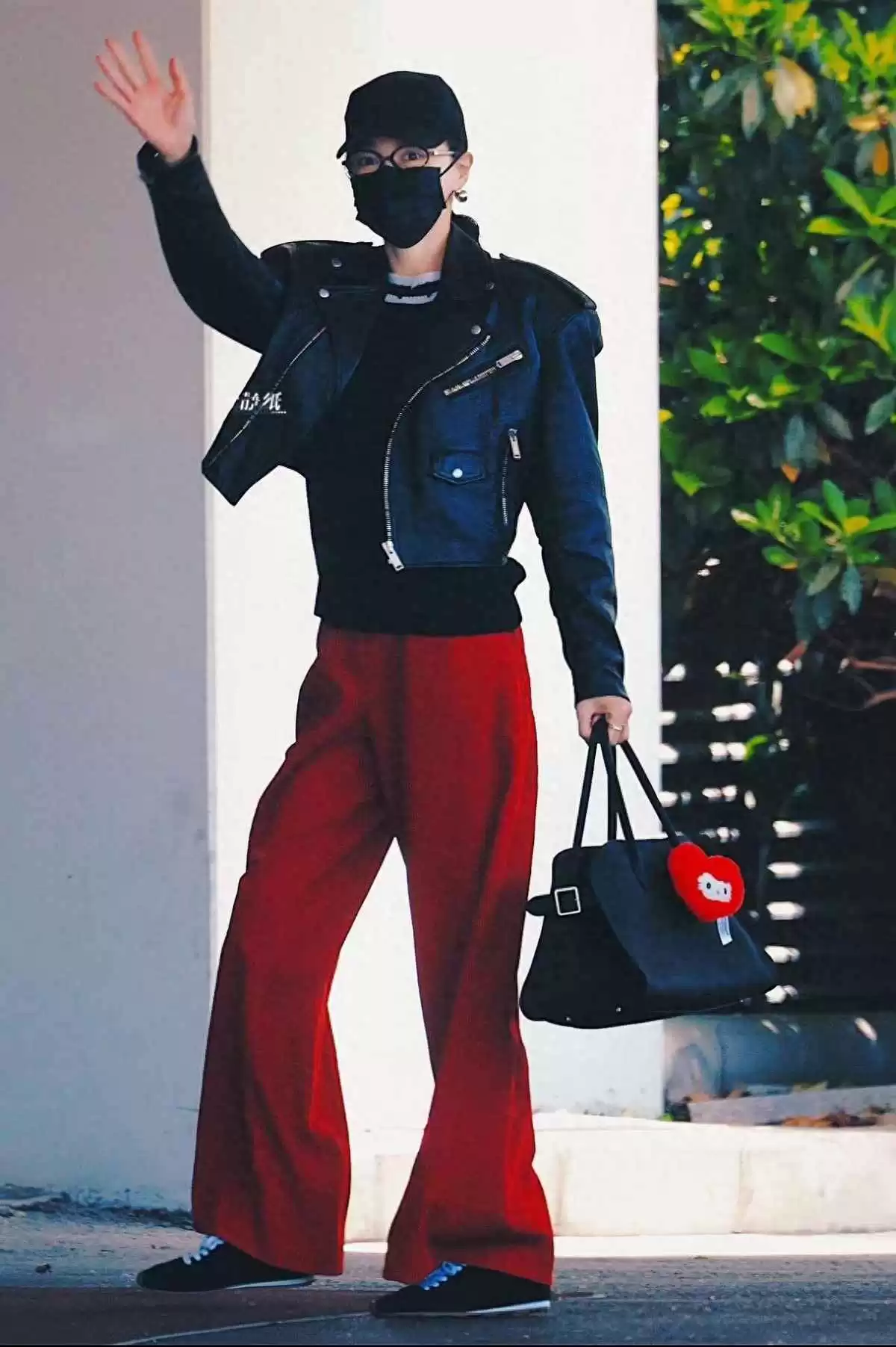 172身高穿搭宝典：唐嫣黑皮衣配红裤子，运动鞋穿出时髦高级感