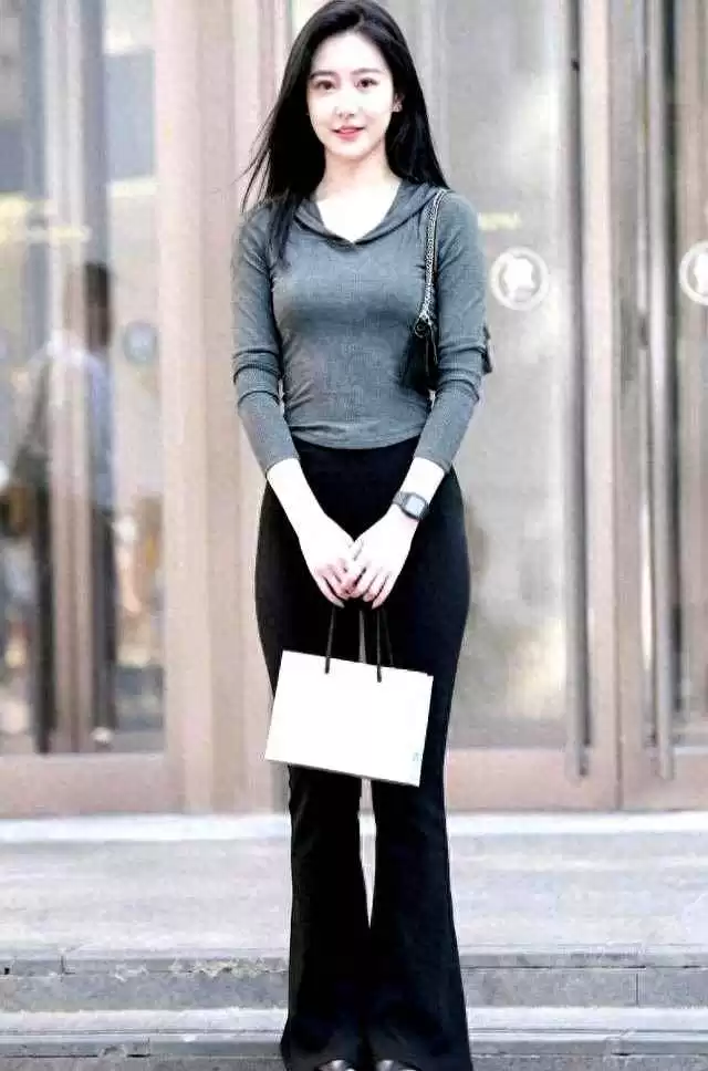黑灰搭配太高级!针织衫+小黑裤,30岁女人穿出优雅范 黑灰搭配太高级!针织衫+小黑裤,30岁女人穿出优雅范