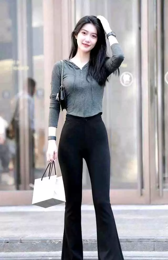 黑灰搭配太高级!针织衫+小黑裤,30岁女人穿出优雅范