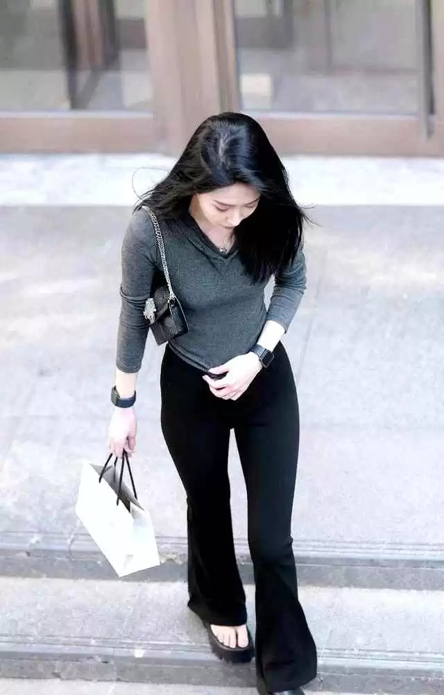 黑灰搭配太高级!针织衫+小黑裤,30岁女人穿出优雅范