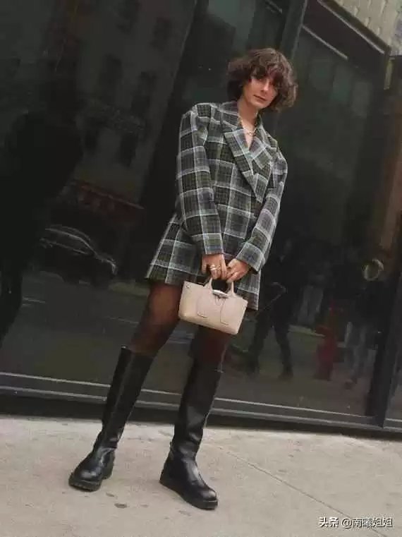 夏日丝袜穿搭秘籍:掌握这几种穿法,轻松穿出高级感