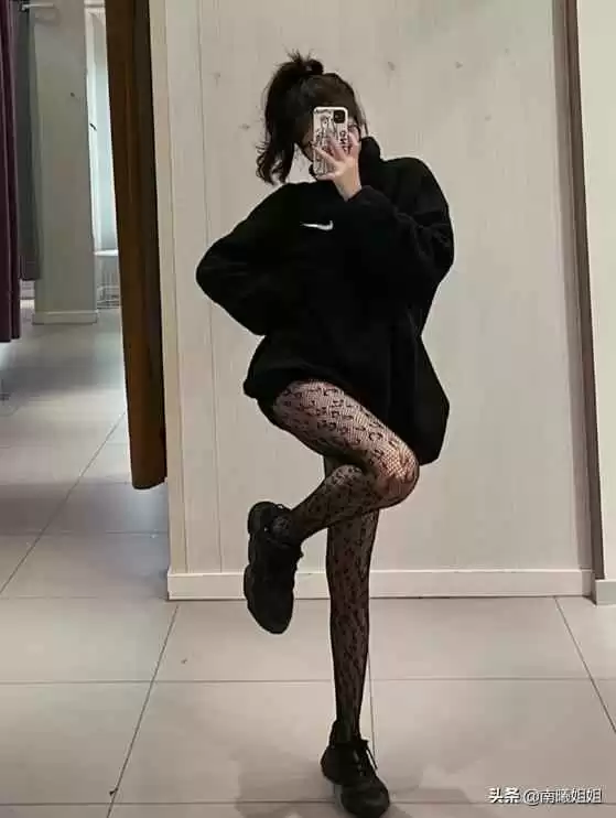 夏日丝袜穿搭秘籍:掌握这几种穿法,轻松穿出高级感