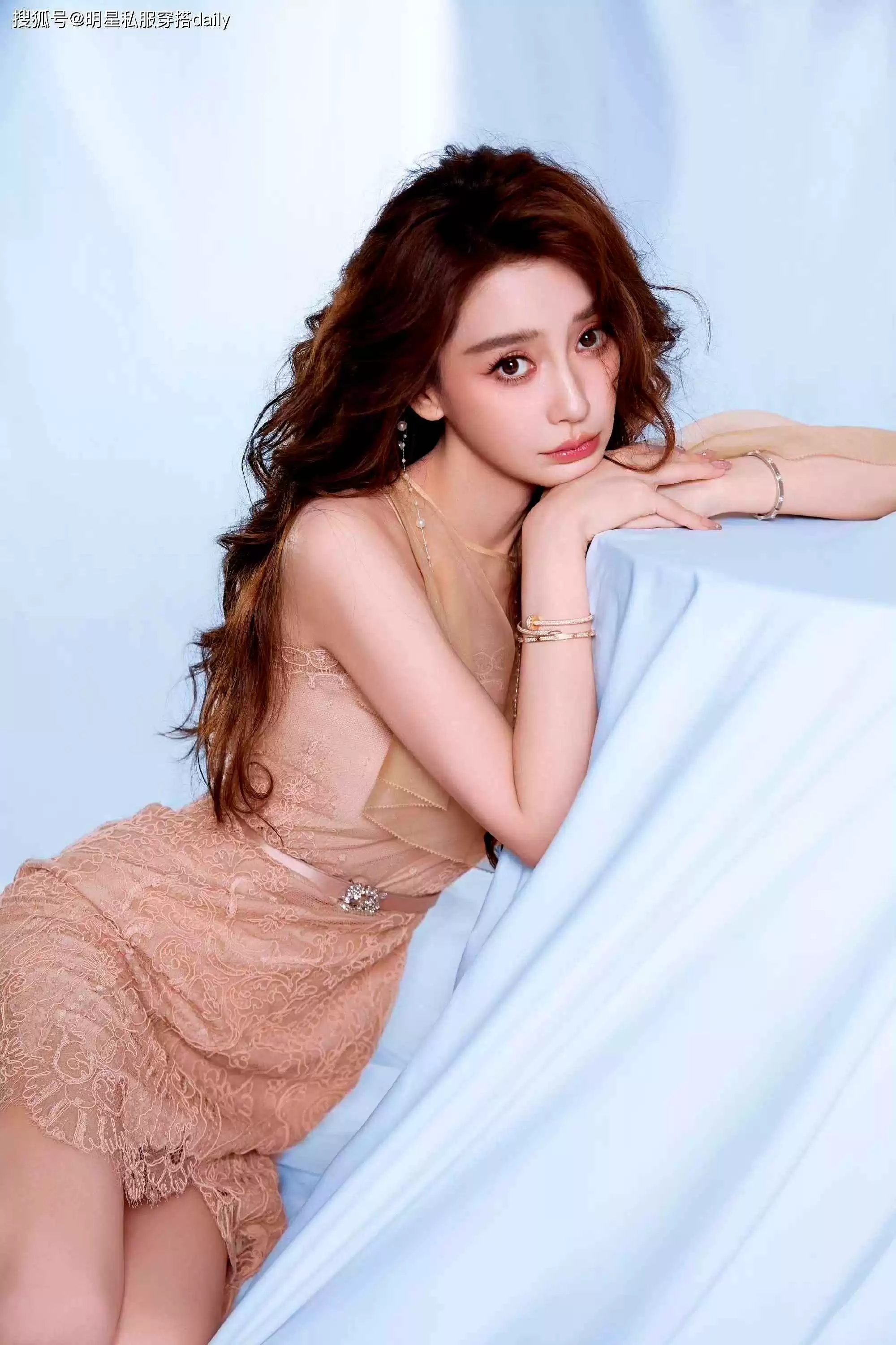 Angelababy穿搭指南:裸色裙与海藻长发,轻松穿出高级感