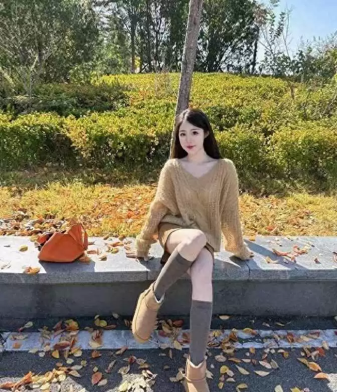 穿衣搭配层次：一浅一深，再搭配浅色，氛围感十足