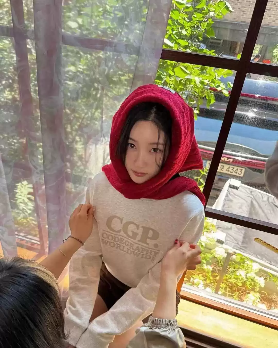 郑采妍的穿搭秘诀:自然明媚风格打造生命力的视觉盛宴