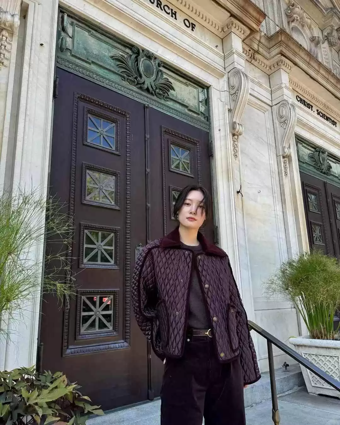 郑采妍的穿搭秘诀:自然明媚风格打造生命力的视觉盛宴