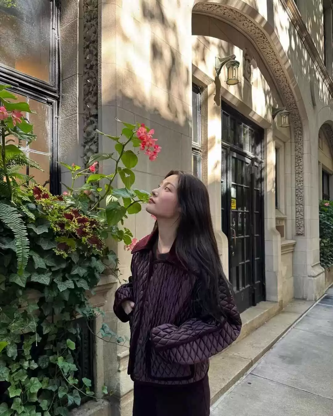 郑采妍的穿搭秘诀:自然明媚风格打造生命力的视觉盛宴