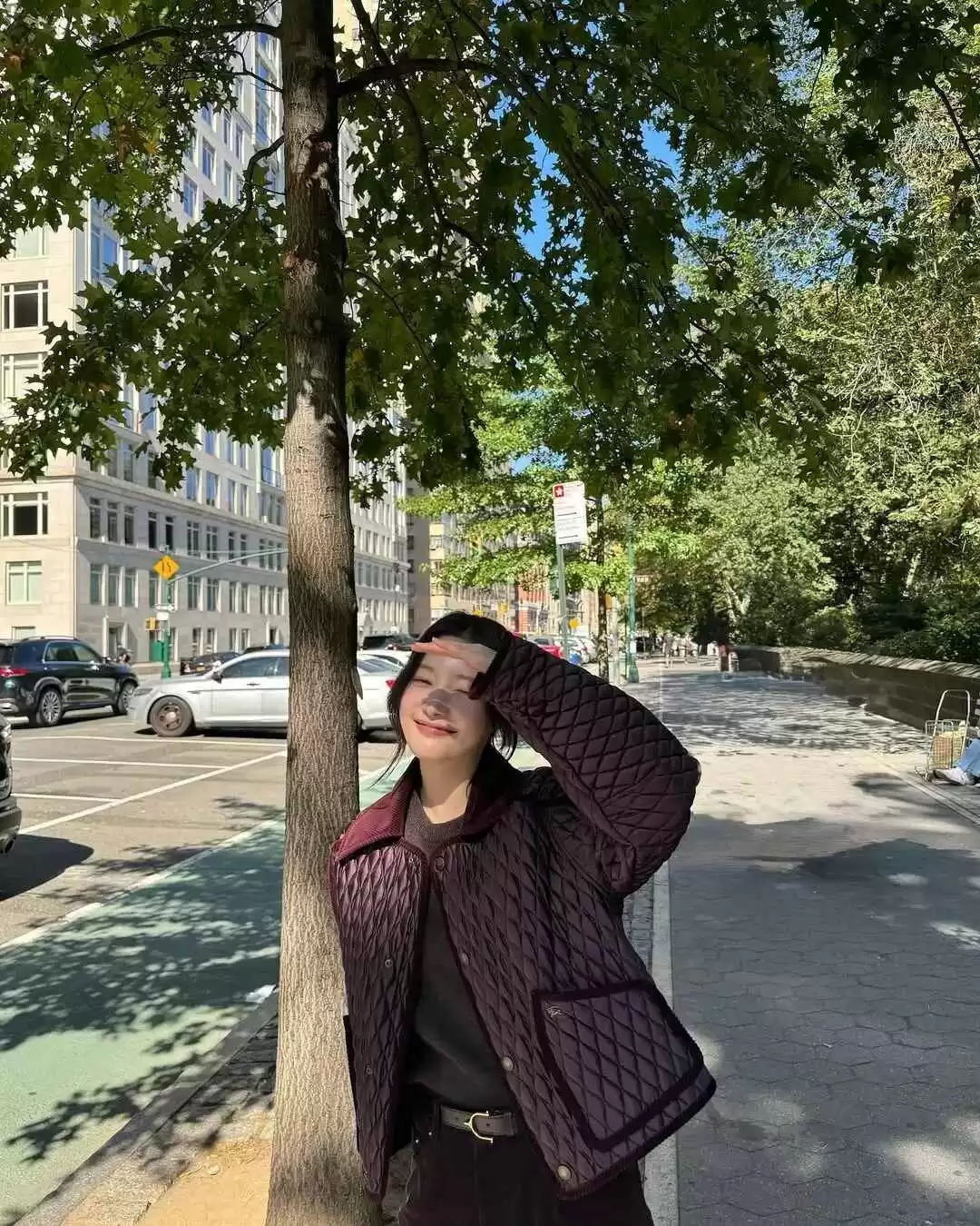 郑采妍的穿搭秘诀:自然明媚风格打造生命力的视觉盛宴