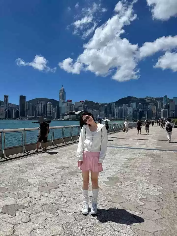 郑采妍的穿搭秘诀:自然明媚风格打造生命力的视觉盛宴