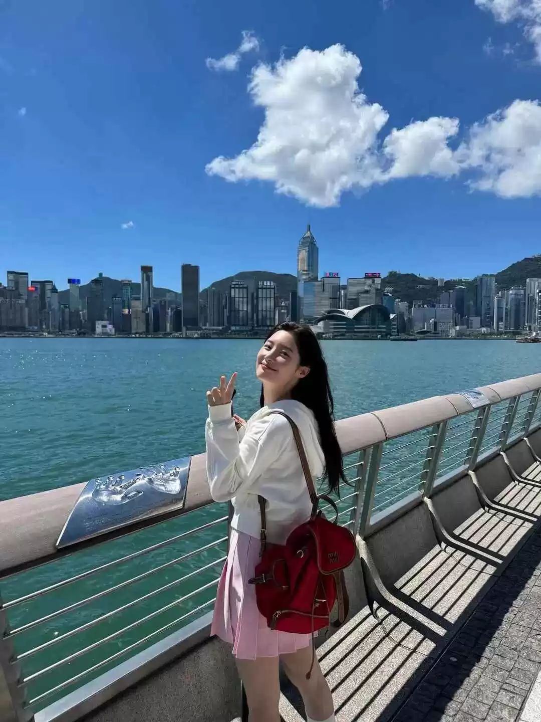 郑采妍的穿搭秘诀:自然明媚风格打造生命力的视觉盛宴