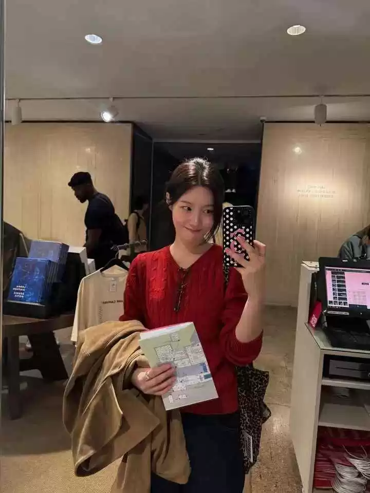 郑采妍的穿搭秘诀:自然明媚风格打造生命力的视觉盛宴