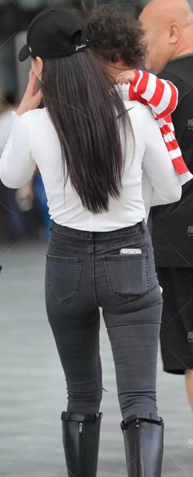 带娃出街穿搭宝典：国外宝宝穿衣搭配技巧，实用又时髦的亲子造型全攻略！