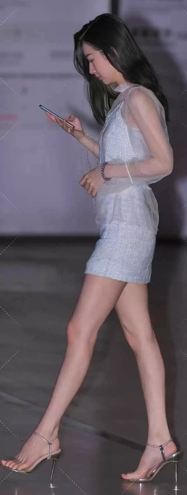 夜场穿搭新风尚:冰蓝纱织诠释轻甜高级感