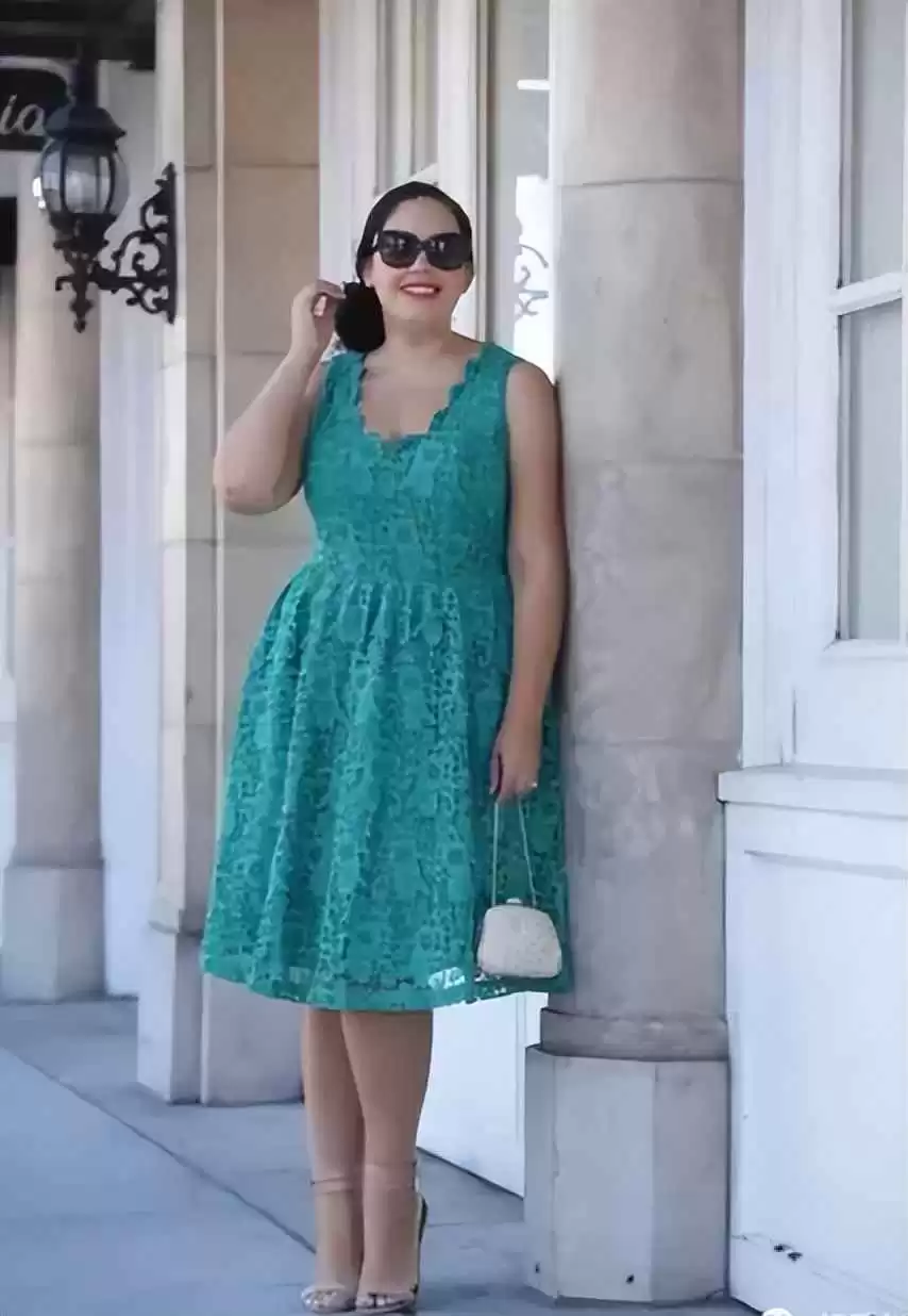 胖女生穿衣搭配秘籍:告别油腻标签,今年穿出高级时尚感!