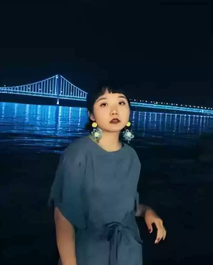 胖女生穿衣搭配秘籍:告别油腻标签,今年穿出高级时尚感!