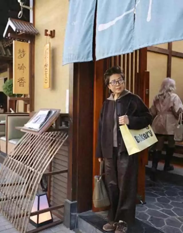 北京阿姨的深棕色时尚秘诀：60岁穿出年轻高级感