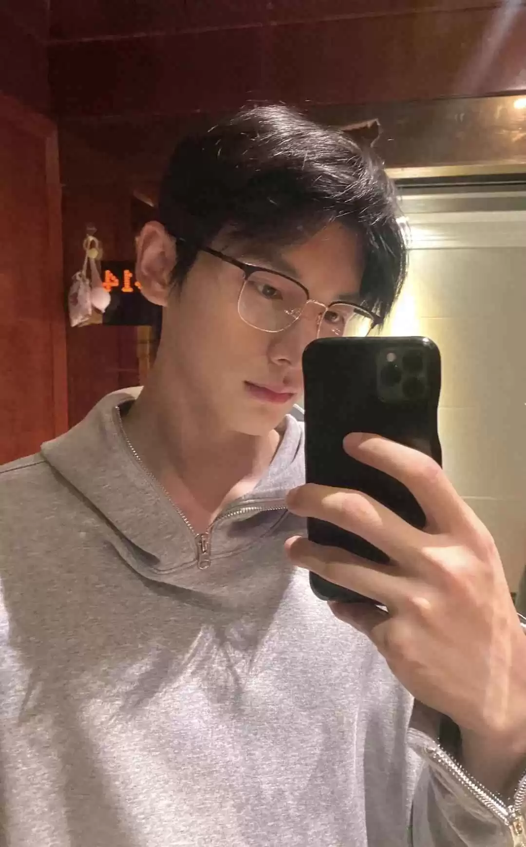 春季男孩时尚穿搭指南：用手机记录帅气生活