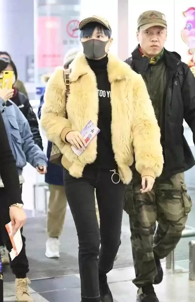 回形针的穿衣搭配 看不懂李宇春穿法,皮草搭棒球帽,耳朵上咋还戴了一个“曲别针”