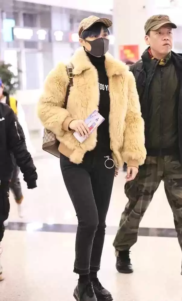 回形针的穿衣搭配 看不懂李宇春穿法,皮草搭棒球帽,耳朵上咋还戴了一个“曲别针”