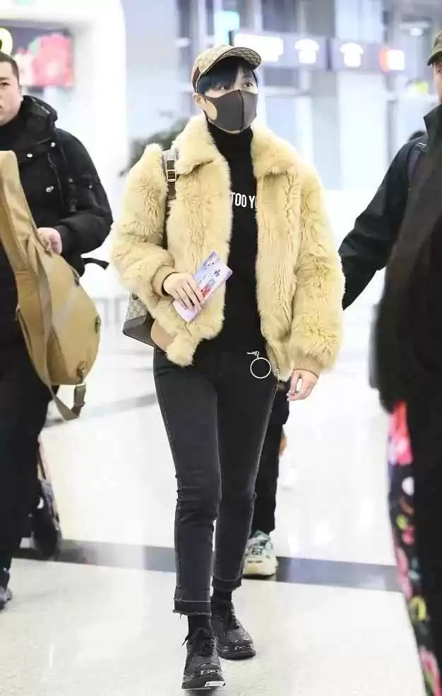 回形针的穿衣搭配 看不懂李宇春穿法,皮草搭棒球帽,耳朵上咋还戴了一个“曲别针”