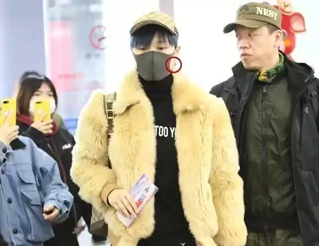 回形针的穿衣搭配 看不懂李宇春穿法,皮草搭棒球帽,耳朵上咋还戴了一个“曲别针”