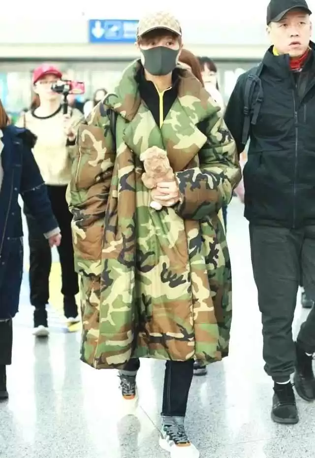 回形针的穿衣搭配 看不懂李宇春穿法,皮草搭棒球帽,耳朵上咋还戴了一个“曲别针”
