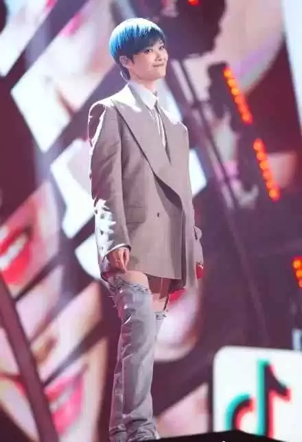 回形针的穿衣搭配 看不懂李宇春穿法,皮草搭棒球帽,耳朵上咋还戴了一个“曲别针”