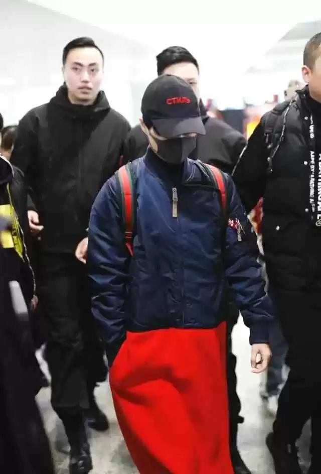 回形针的穿衣搭配 看不懂李宇春穿法,皮草搭棒球帽,耳朵上咋还戴了一个“曲别针”