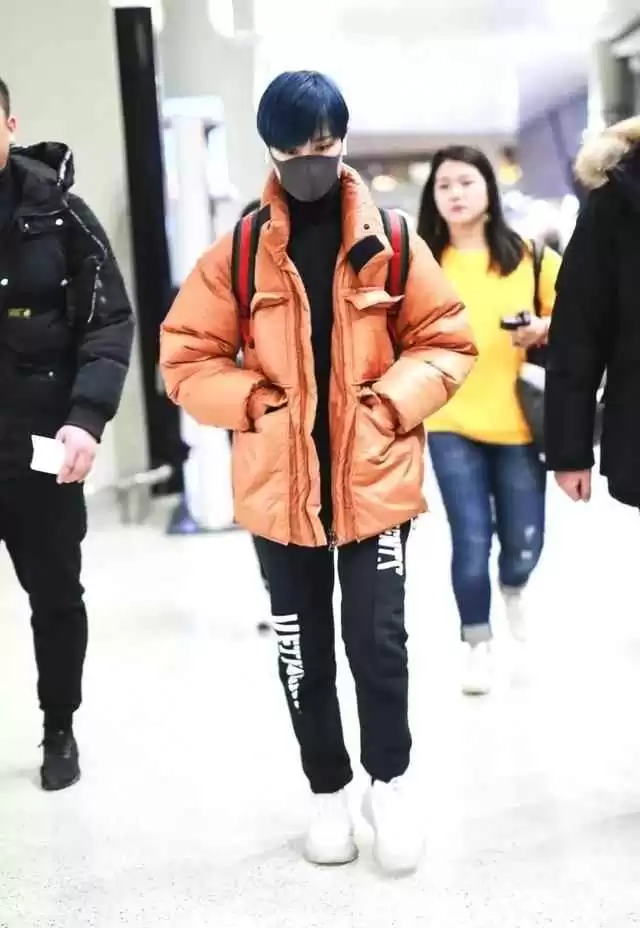 回形针的穿衣搭配 看不懂李宇春穿法,皮草搭棒球帽,耳朵上咋还戴了一个“曲别针”