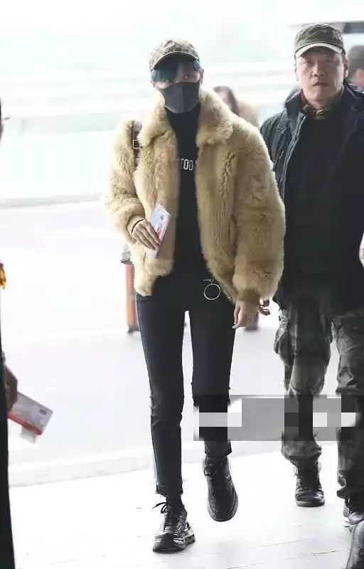 回形针的穿衣搭配 看不懂李宇春穿法,皮草搭棒球帽,耳朵上咋还戴了一个“曲别针”